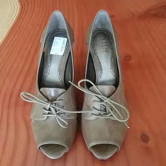 Bow Tie Chunky Heels - Picture 2 of 6